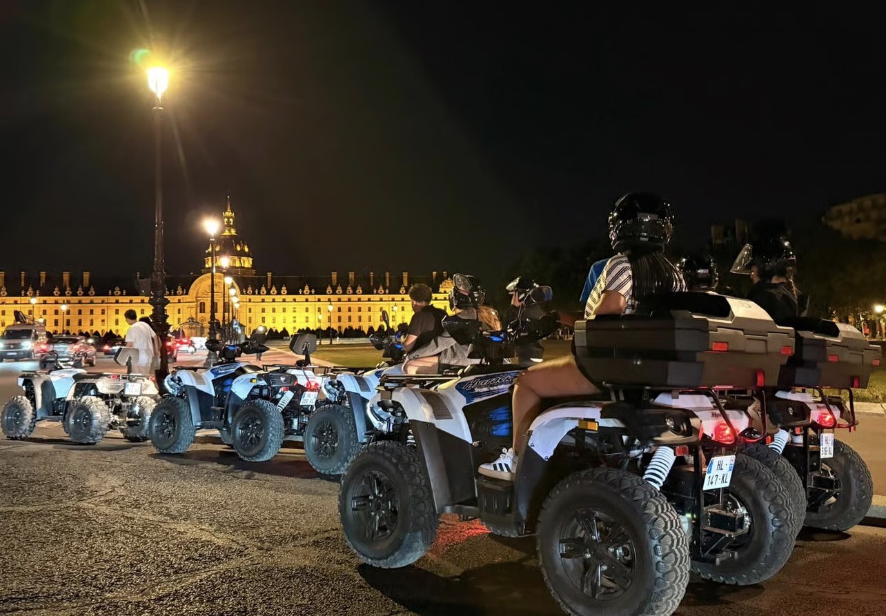 Quads devant les Invalides de nuit