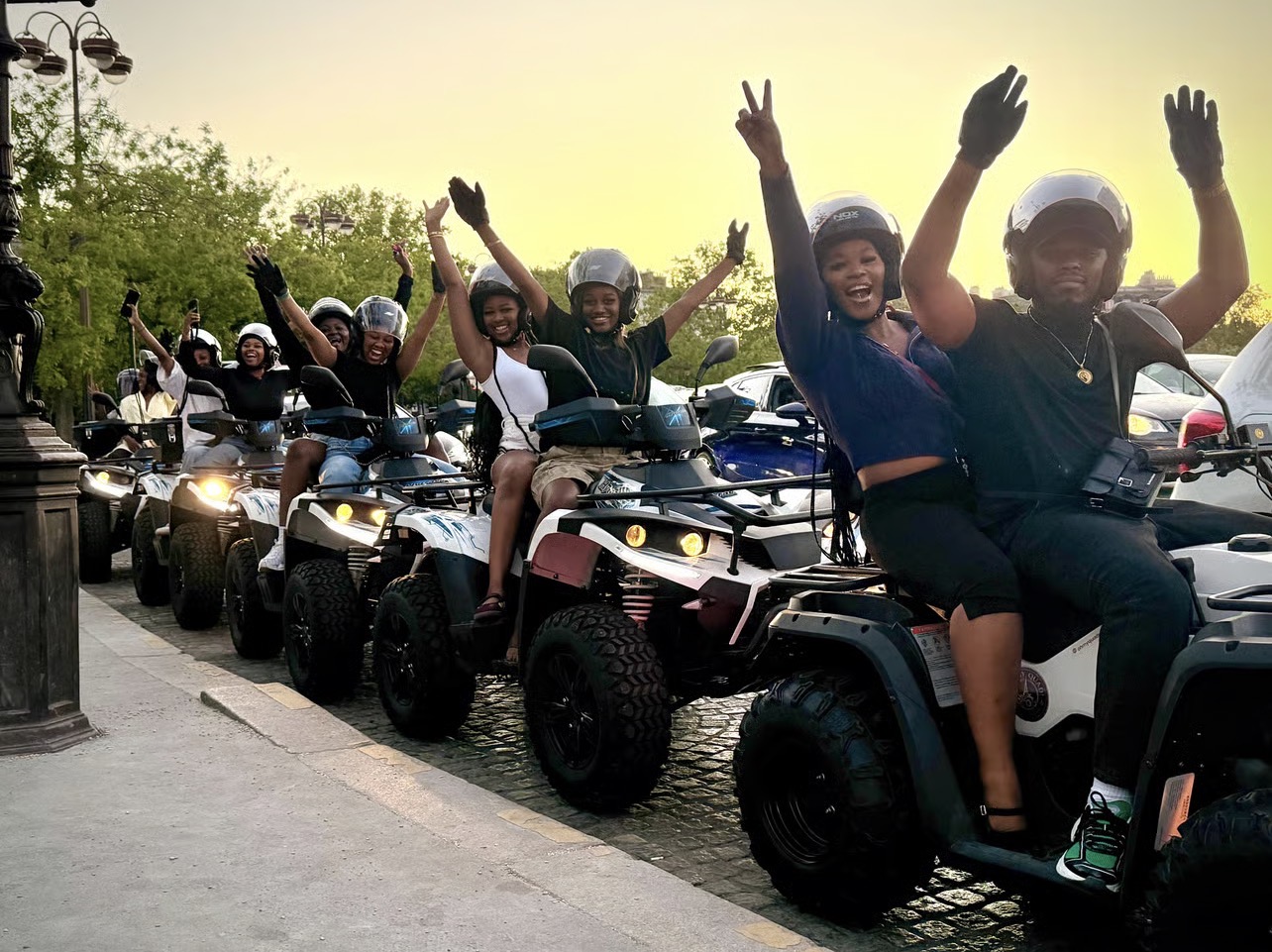Groupe joyeux en quad au coucher du soleil