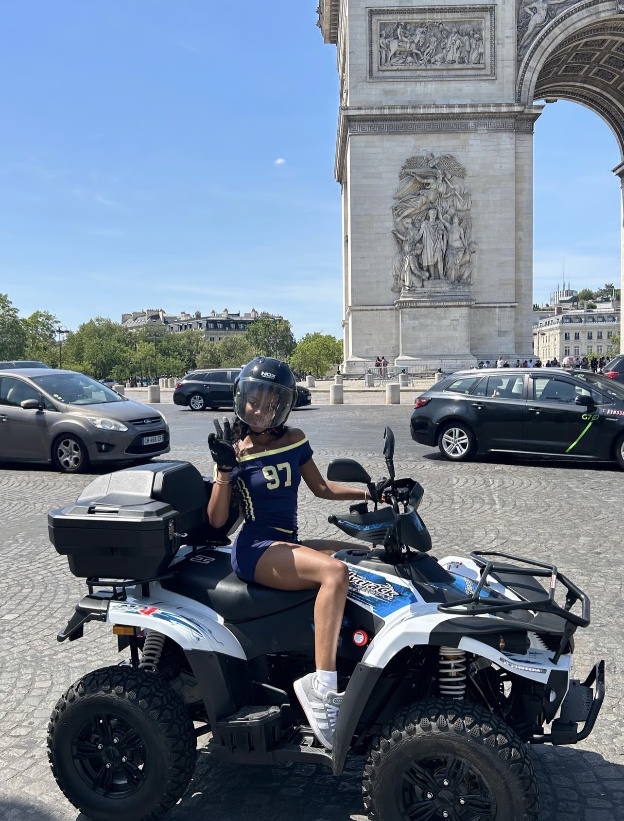 Participante en quad devant l'Arc de Triomphe