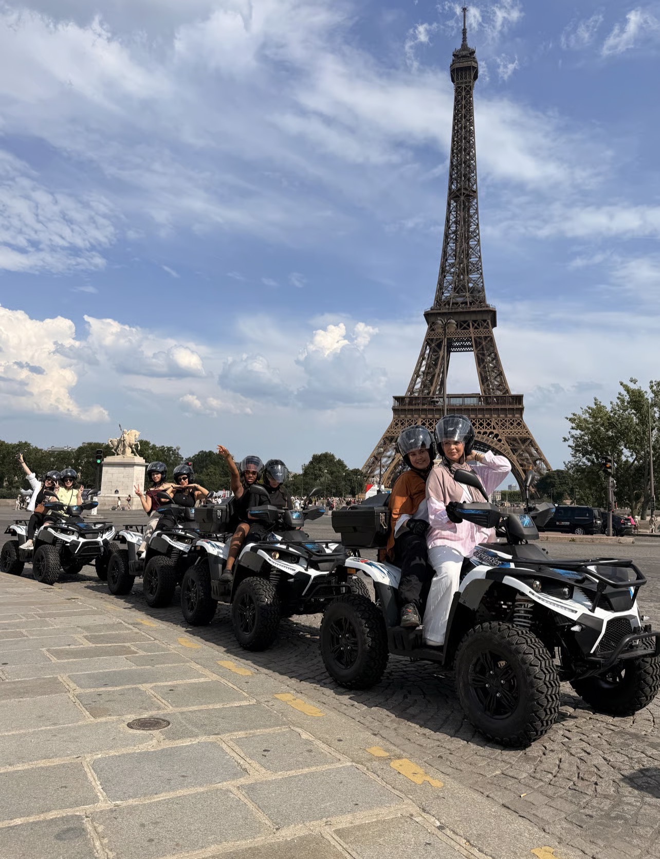 Groupe en quad devant la Tour Eiffel