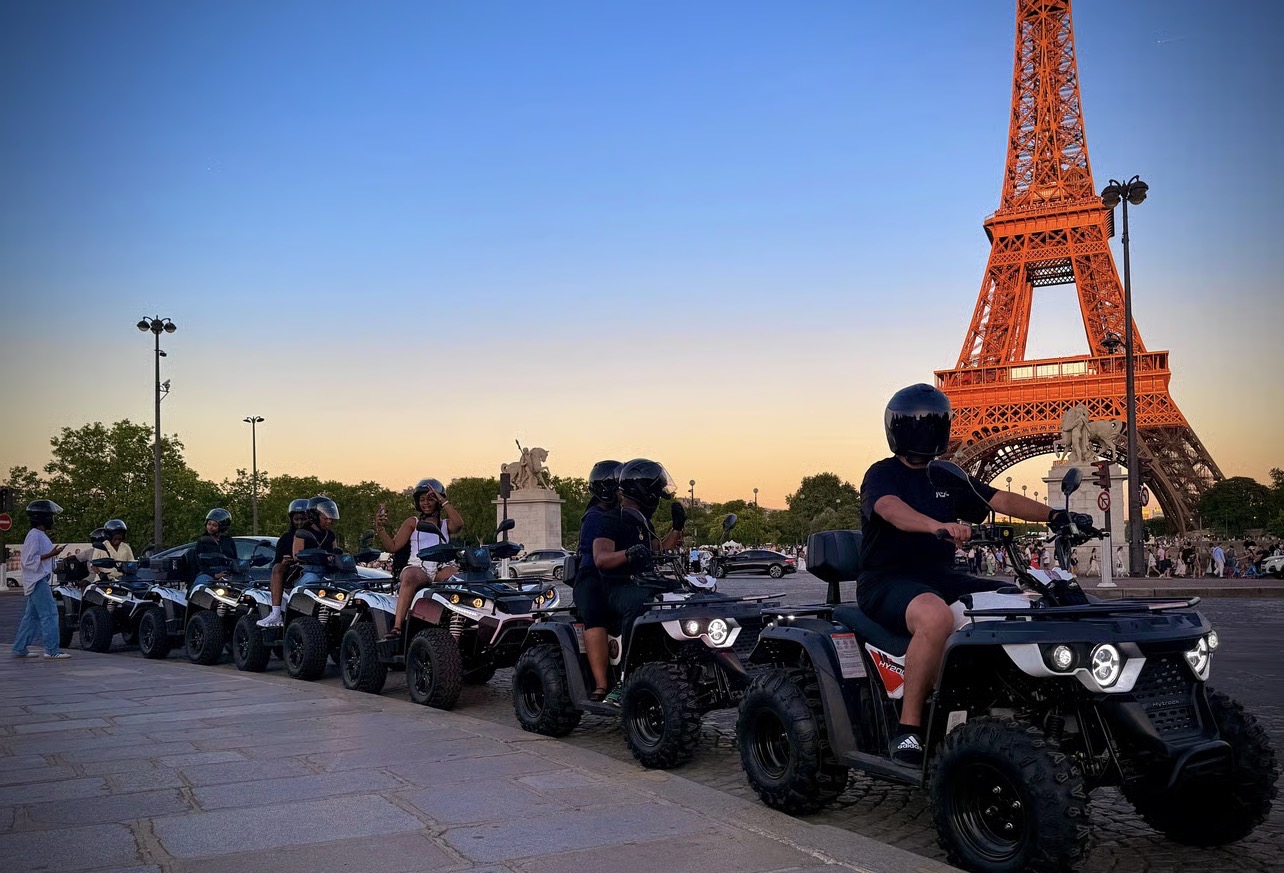 Convoi de quads face à la Tour Eiffel illuminée